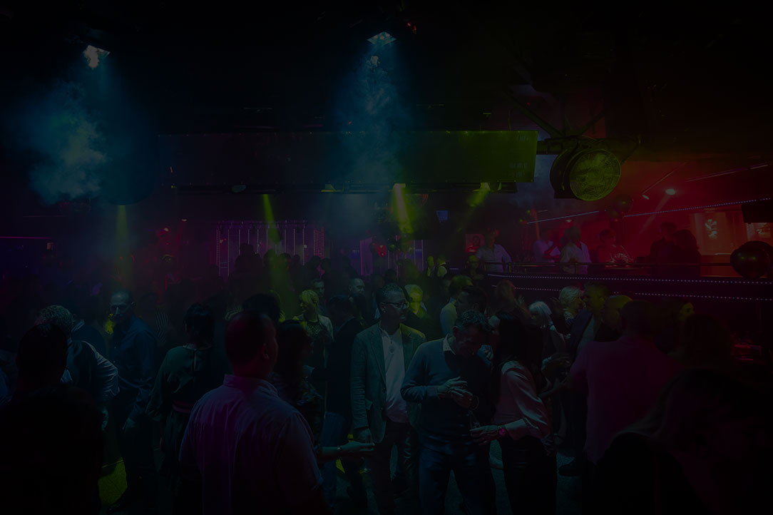 Gedekte tafels en feestverlichting tijdens Dinner & Dance in Willy's Moustache