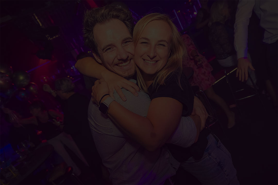 Feestend publiek met confetti in Willy's Moustache